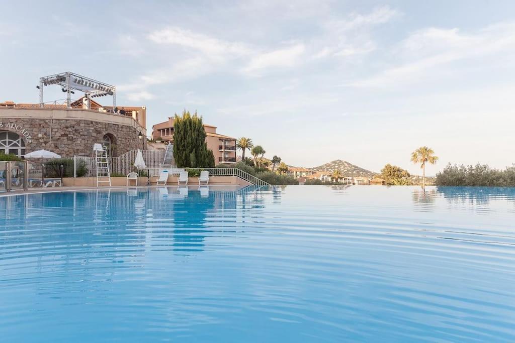 Village Cap Esterel, Piscine, Plage Saint-Raphaël 外观 照片
