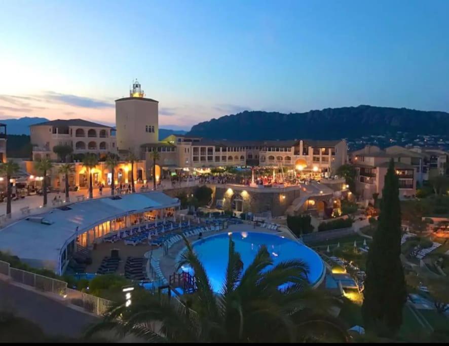 Village Cap Esterel, Piscine, Plage Saint-Raphaël 外观 照片