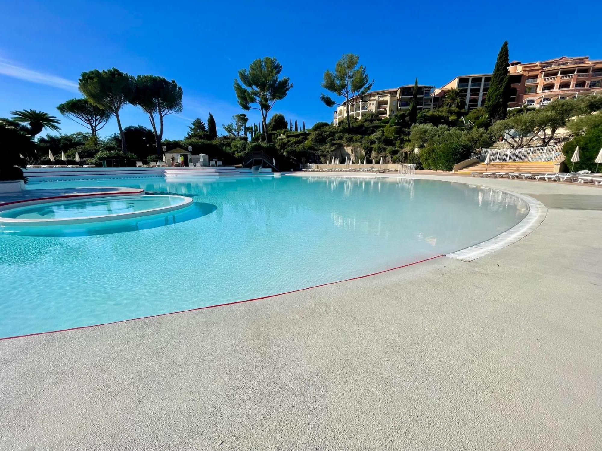 Village Cap Esterel, Piscine, Plage Saint-Raphaël 外观 照片